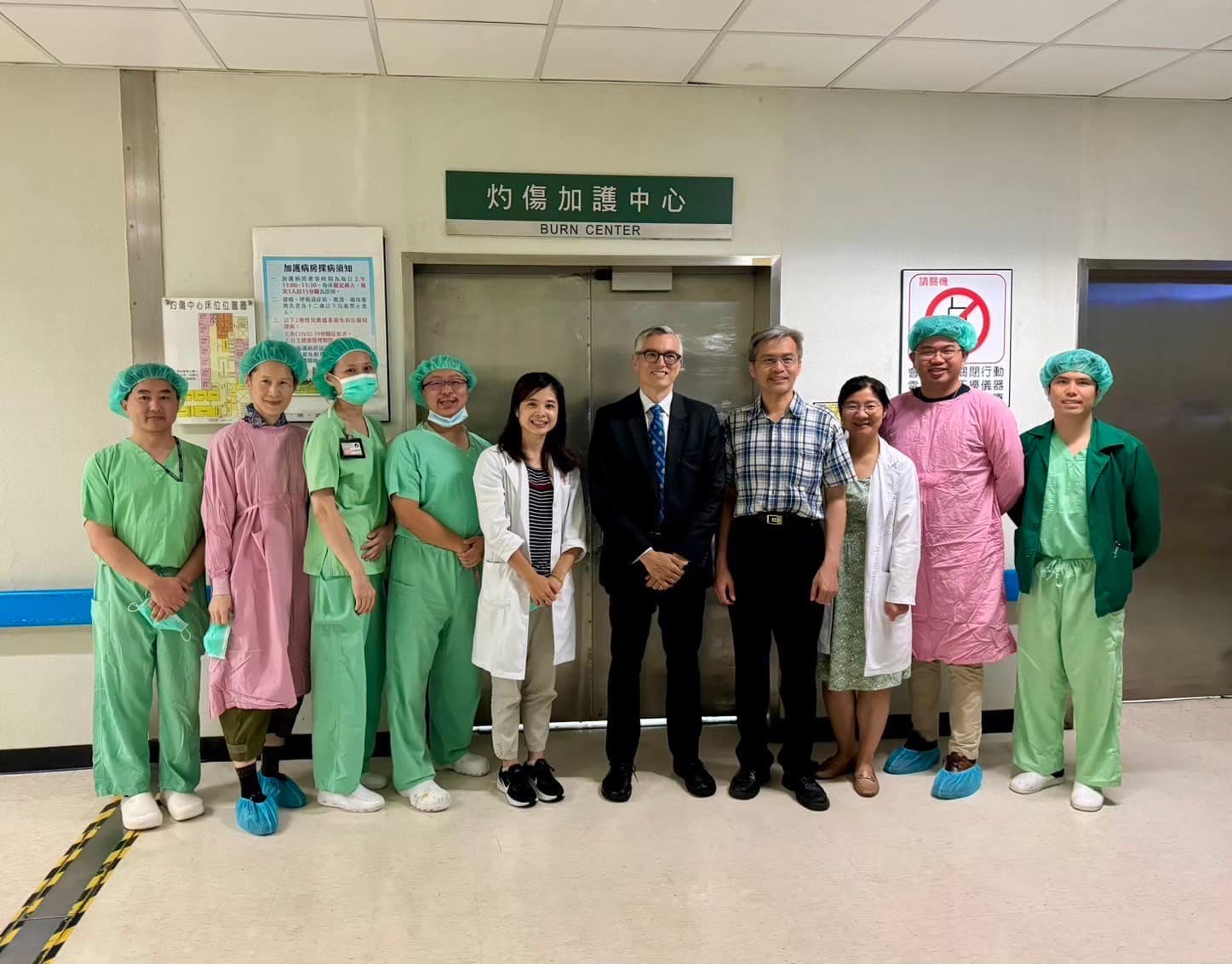 Dr. Fisher 與林口長庚燒傷中心團隊合影
